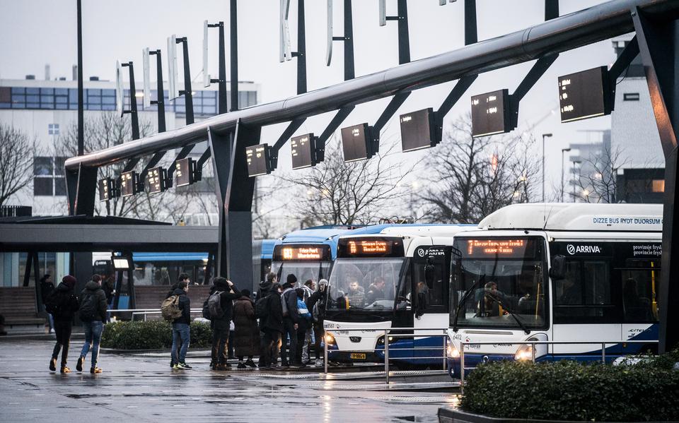  Drukte op het busstation van Leeuwarden op 2 februari toen er door een staking van het streekvervoer geen treinen reden. 