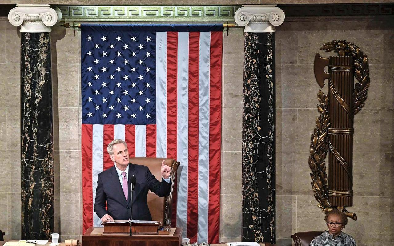 Kevin McCarthy is eindelijk voorzitter geworden van het Huis van Afgevaardigden. Kevin McCarthy is eindelijk voorzitter geworden van het Huis van Afgevaardigden.