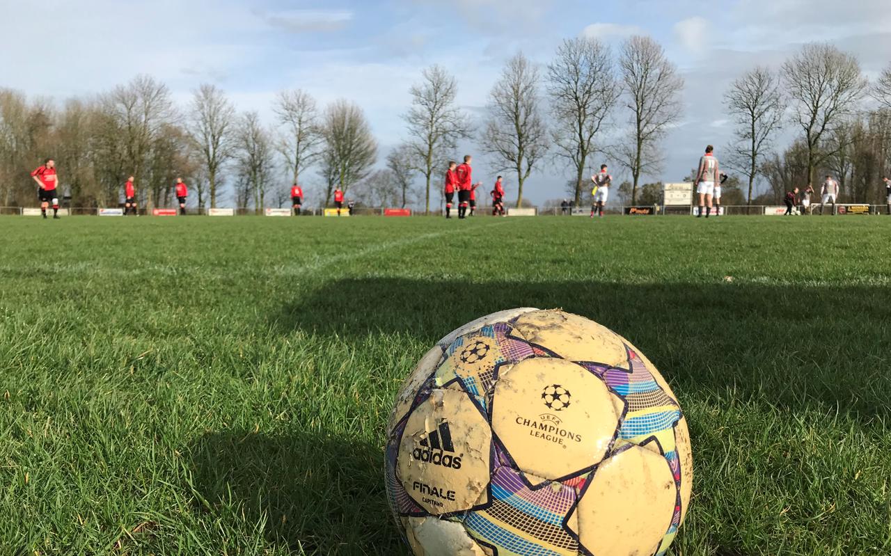 Amateurvoetbal, de mooiste en belangrijkste bijzaak in het leven. Zoals hier op een doorsnee zaterdagmiddag bij vv CVO in Vrouwenparochie. Amateurvoetbal, de mooiste en belangrijkste bijzaak in het leven. Zoals hier op een doorsnee zaterdagmiddag bij vv CVO in Vrouwenparochie.