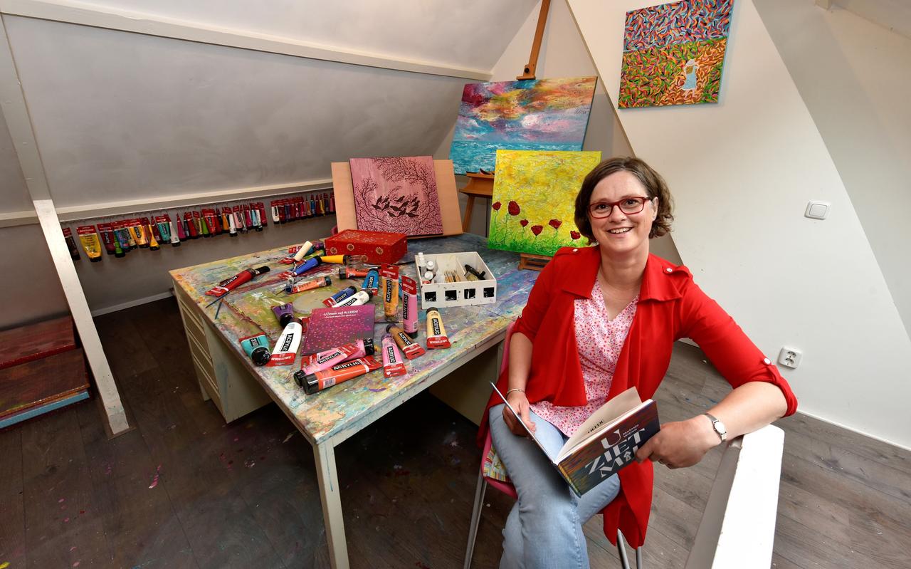 Meinsje Wijma in haar atelier, waar ze werkt dagelijks schildert. Meinsje Wijma in haar atelier, waar ze werkt dagelijks schildert.