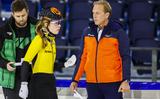 Schaatser Antoinette de Jong en bondscoach Rintje Ritsma tijdens de eerste gezamenlijke training voor de ploegachtervolging. 