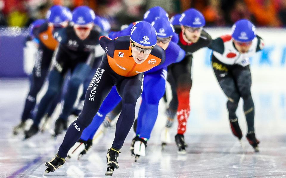 Jorrit Bergsma tijdens de finale massastart voor mannen op de ISU WK Afstanden schaatsen in Thialf. 