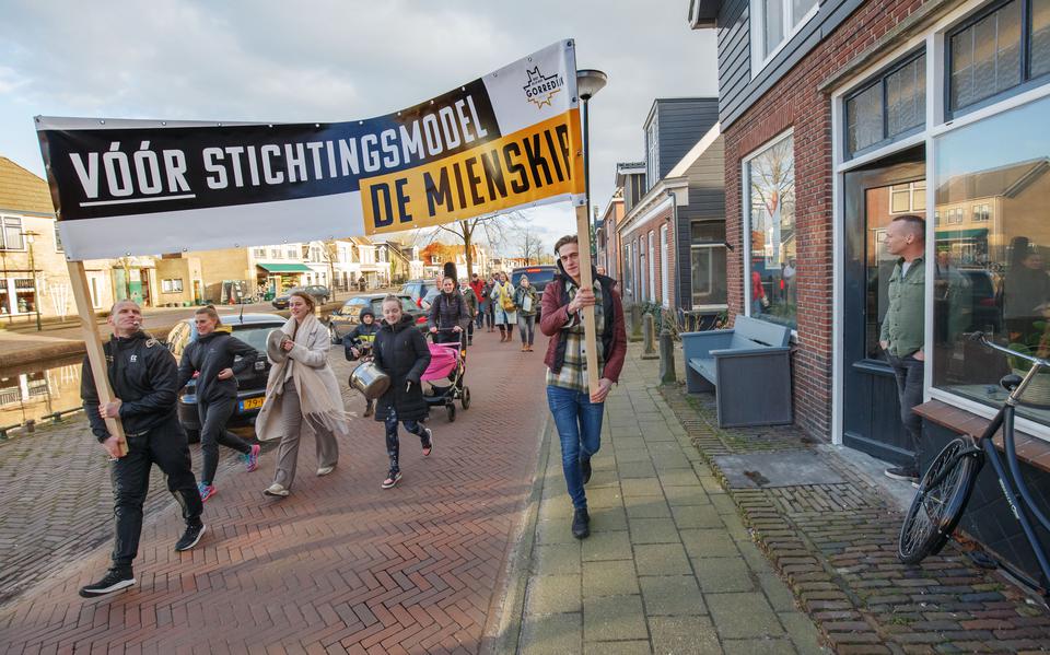 Met een lawaaioptocht riepen inwoners van Gorredijk afgelopen vrijdag de gemeente Opsterland op om ja te zeggen tegen het plan van de Mienskip Gorredijk. Het mocht niet baten, zo bleek maandagavond tijdens de raadsvergadering.