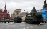 Viering van 9 mei in 2021. Russiche intercontinentale raketsystemen worden tentoongesteld op het Rode Plein in Moskou.