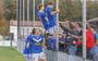 Het fel meelevende thuispubliek op het Klaas-Jongsma-Terras deelt na de 2-0 van Oldeholtpade mee in de feestvreugde. Op de voorgrond is de tweevoudig doelpuntenmaker Emiel de Vries bijkans in extase.