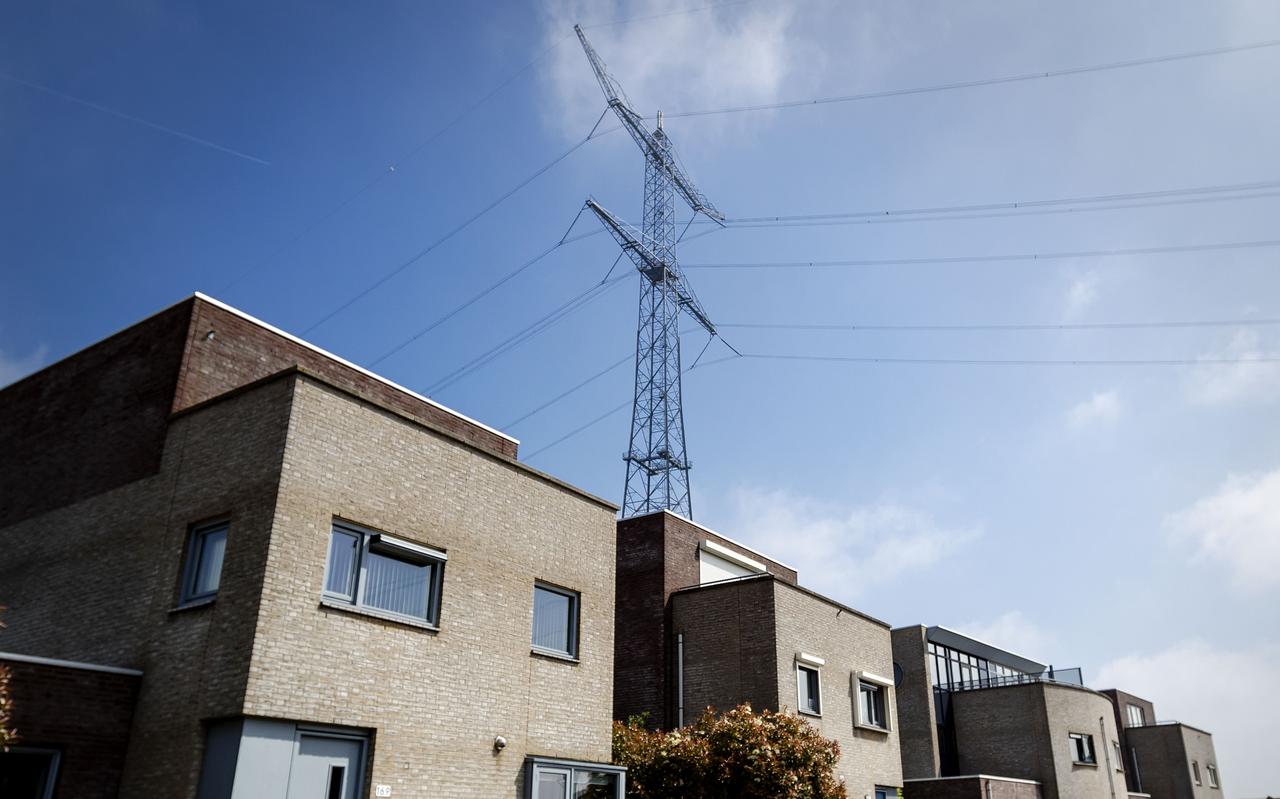 Hoogspanningsmasten boven een woonwijk in Sliedrecht. Wie in de buurt van hoogspanningsmasten woont, heeft volgens de Gezondheidsraad een grotere kans op leukemie, ook wel bloedkanker. Hoogspanningsmasten boven een woonwijk in Sliedrecht. Wie in de buurt van hoogspanningsmasten woont, heeft volgens de Gezondheidsraad een grotere kans op leukemie, ook wel bloedkanker.