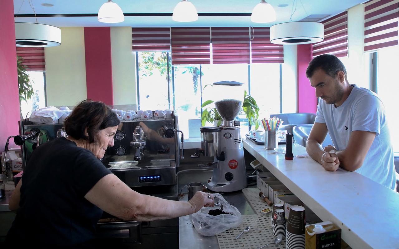 Beeld ter illustratie: een café in Tirana. Beeld ter illustratie: een café in Tirana.