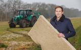 Marthijs Roorda van GreenInclusive met een isolatieplaat van hennepvezel voor in de woningbouw.