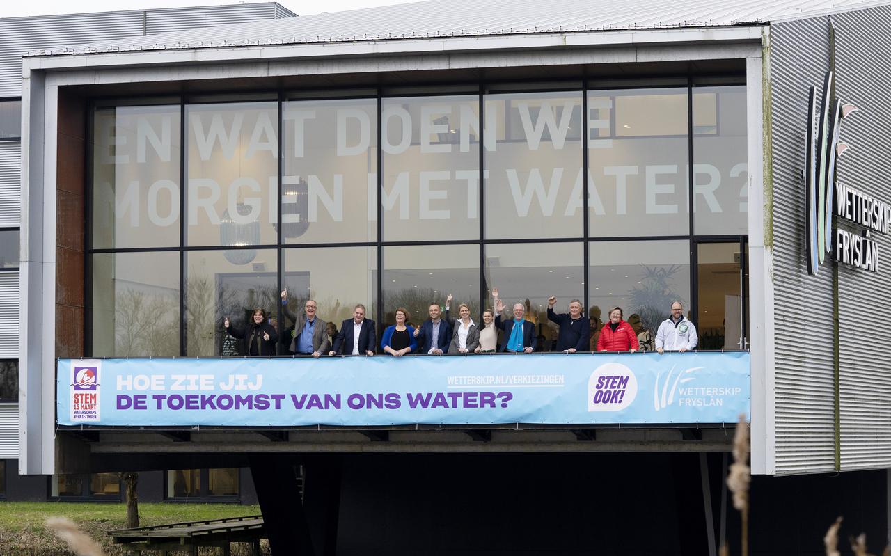 De lijsttrekkers bij de start van de verkiezingscampagne op het balkon van het gebouw van Wetterskip Fryslân.