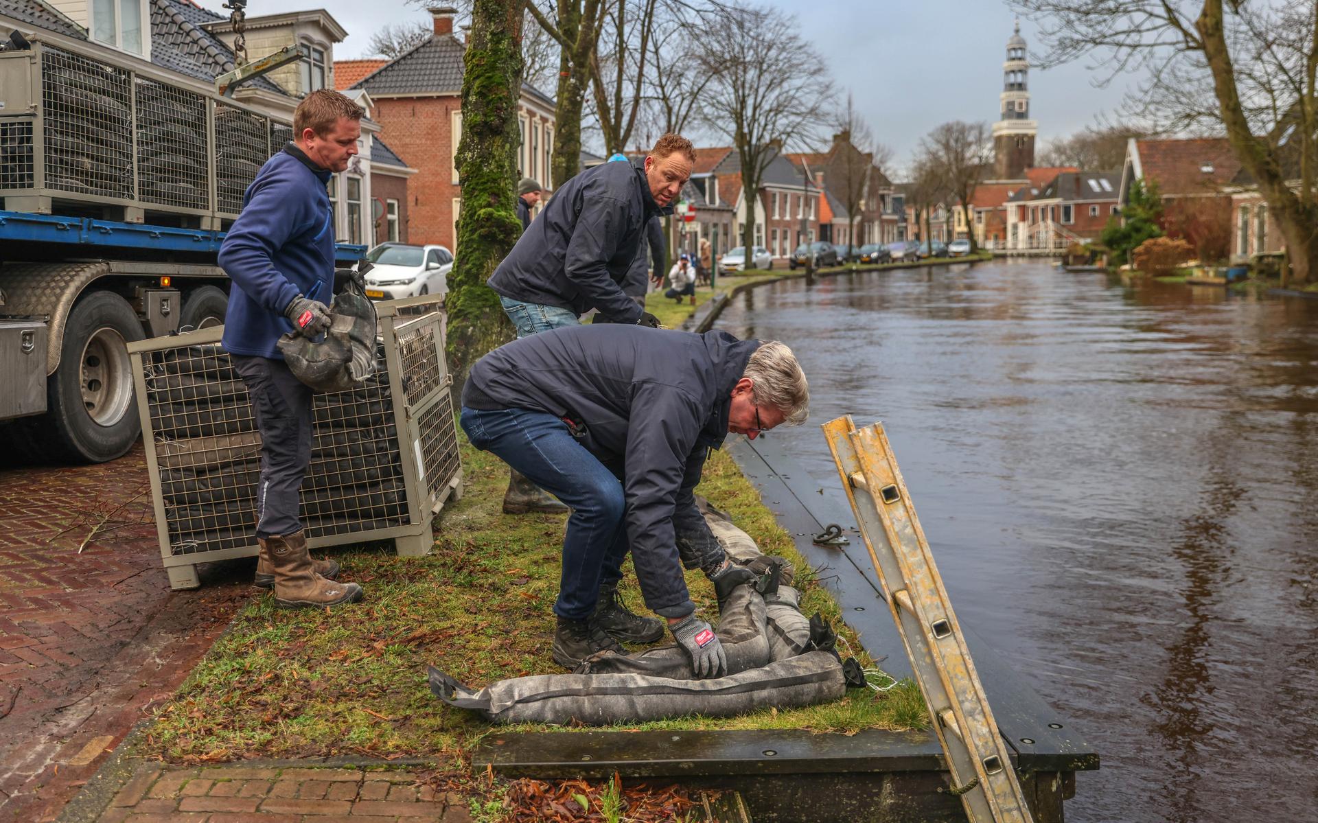 Zandzakken moeten Aldeboarn drooghouden: alle hens aan dek voor Wetterskip Fryslân