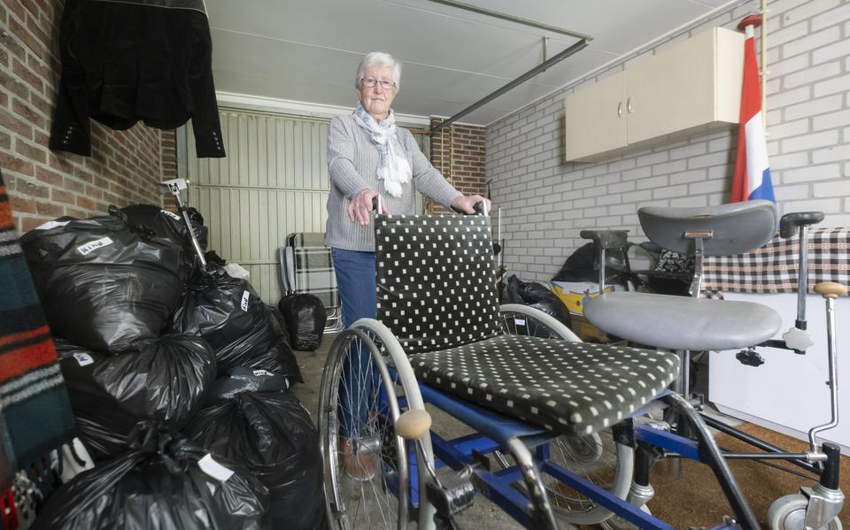 Jeltje Spoelstra uit Stiens in een van haar twee garages. Ze zamelt al 35 jaar hulpgoederen in. 