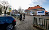 De corona-testlocatie van GGD Fryslân in het oude schoolgebouw aan de Jacobus Boomsmastraat 23 in Sondel is sinds een halve maand open. Er kunnen maximaal 480 mensen per dag worden getest. 