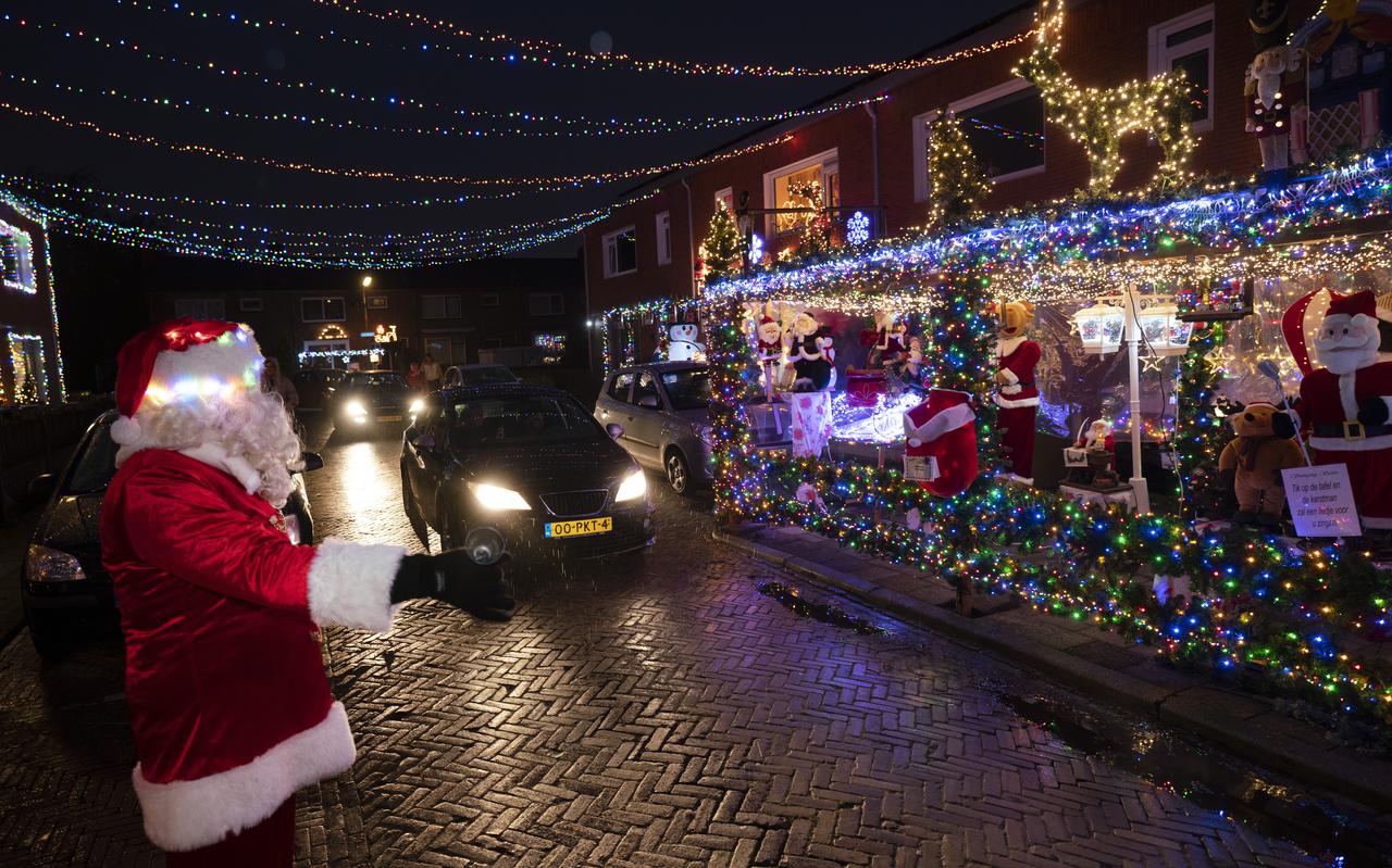 Kerstman Evert Jonker wijst automobilisten de weg in kerstdorp Wielenpôlle. 