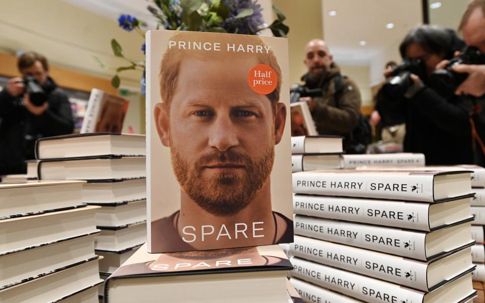 De autobiografie van prins Harry werd dinsdag onder grote belangstelling in de etalage van een Londense boekhandel gelegd.