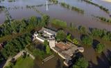 Dronefoto van Kasteel Daelenbroeck. Het kasteel heeft grote schade opgelopen als gevolg van de overstroming van de Roer. Het hele terrein van het kasteel staat daardoor blank. 
