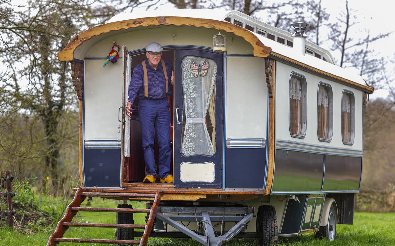 Peter Beijersbergen bij zijn woonwagen. Peter Beijersbergen bij zijn woonwagen.