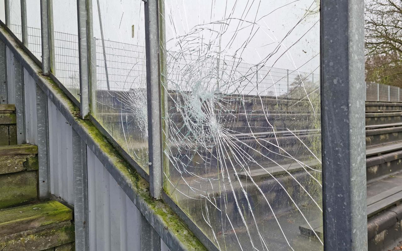 Vernielde glazen wanden bij de tribune van CSV Leeuwarder Zwaluwen.