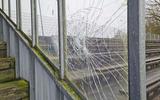 Vernielde glazen wanden bij de tribune van CSV Leeuwarder Zwaluwen.