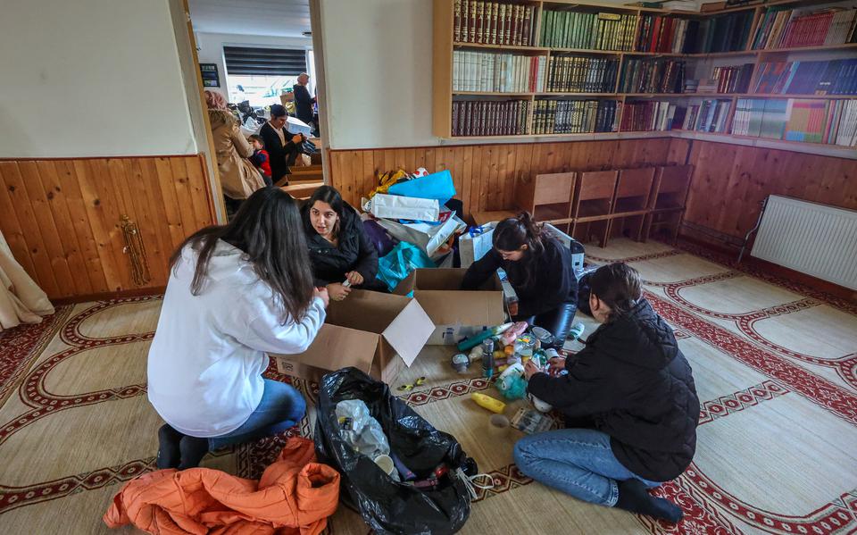 In de Sefaat Moskee in Heerenveen worden spullen ingezameld voor de slachtoffers in Turkije.