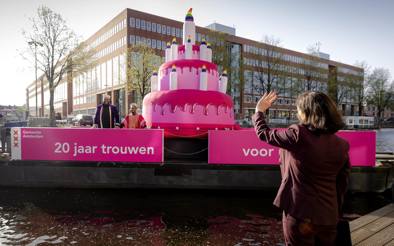 20 jaar geleden werd in Amsterdam het eerste regenbooghuwelijk gesloten. 