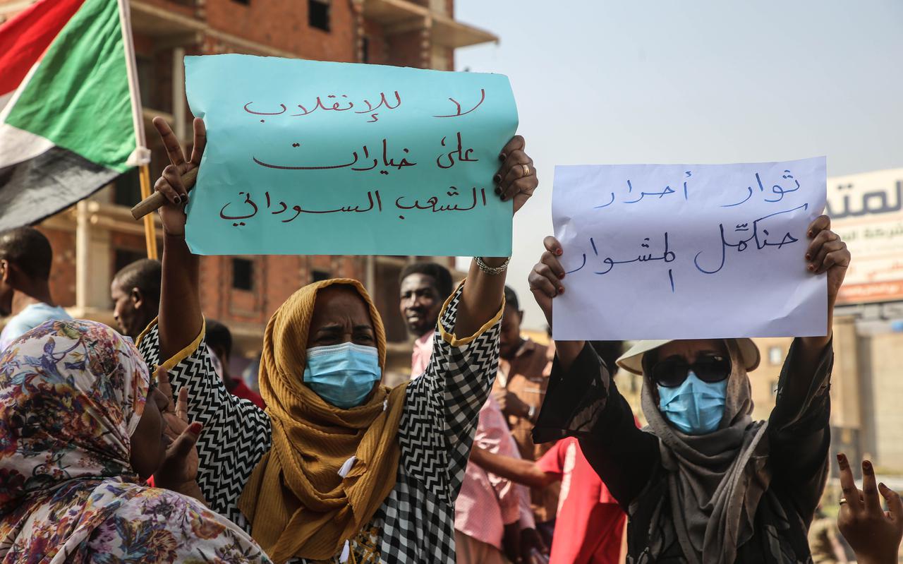 In de hoofdstad Khartoem zijn duizenden mensen de straat op gegaan om tegen de machtsovername van het leger te demonstreren. 
