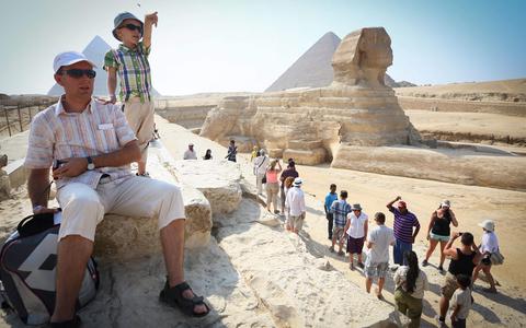Toeristen in Gizeh. Egypte is erg afhankelijk van toerisme uit Rusland en Oekraïne. De bijdrage van het toerisme aan het bnp van Egypte was door de pandemie al erg gezakt.