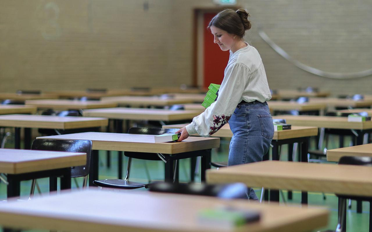 Abby Kuperus van het Bornego College in Heerenveen legt Duitse woordenboeken klaar in de gymzaal die als examenlokaal is ingericht.