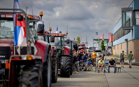 Actievoerende boeren blokkeren de ingang van het distributiecentrum in Nijkerk. Een aantal actievoerders heeft er de nacht doorgebracht. 
