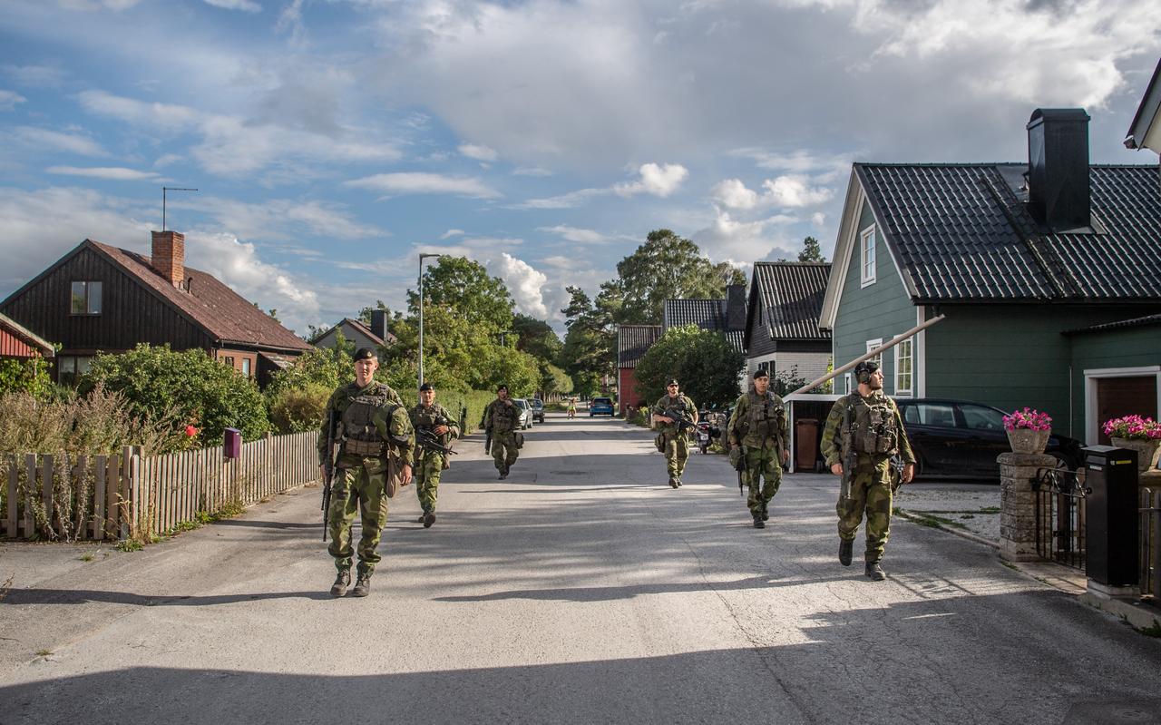 Zweedse militairen op patrouille op het eiland Gotland. Sinds 2020 heeft Zweden meer militairen op het eiland, dat midden in de Oostzee ligt, gestationeerd vanwege zorgen over de Russische dreiging in de regio. Zweedse militairen op patrouille op het eiland Gotland. Sinds 2020 heeft Zweden meer militairen op het eiland, dat midden in de Oostzee ligt, gestationeerd vanwege zorgen over de Russische dreiging in de regio.