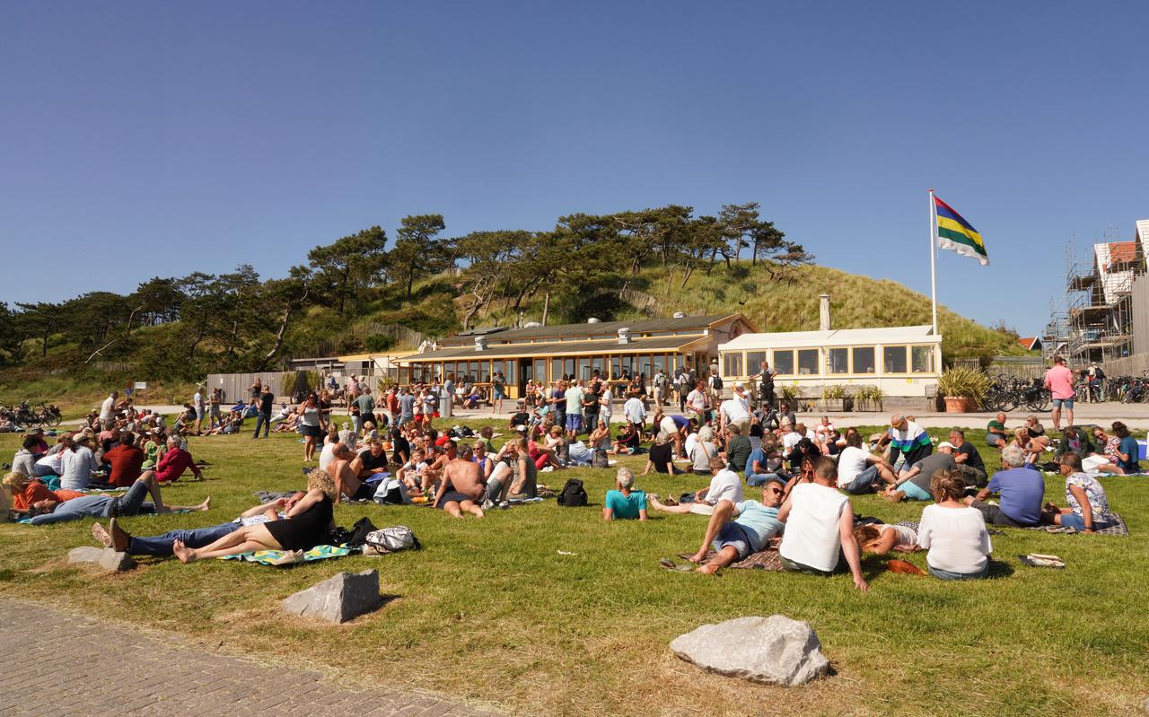Terschelling - Oerolfestival 2021

Bij standpaviljoen de Walvis is het altijd druk. De gasten zaten heerlijk in het gras te genieten van het zonnige weer.