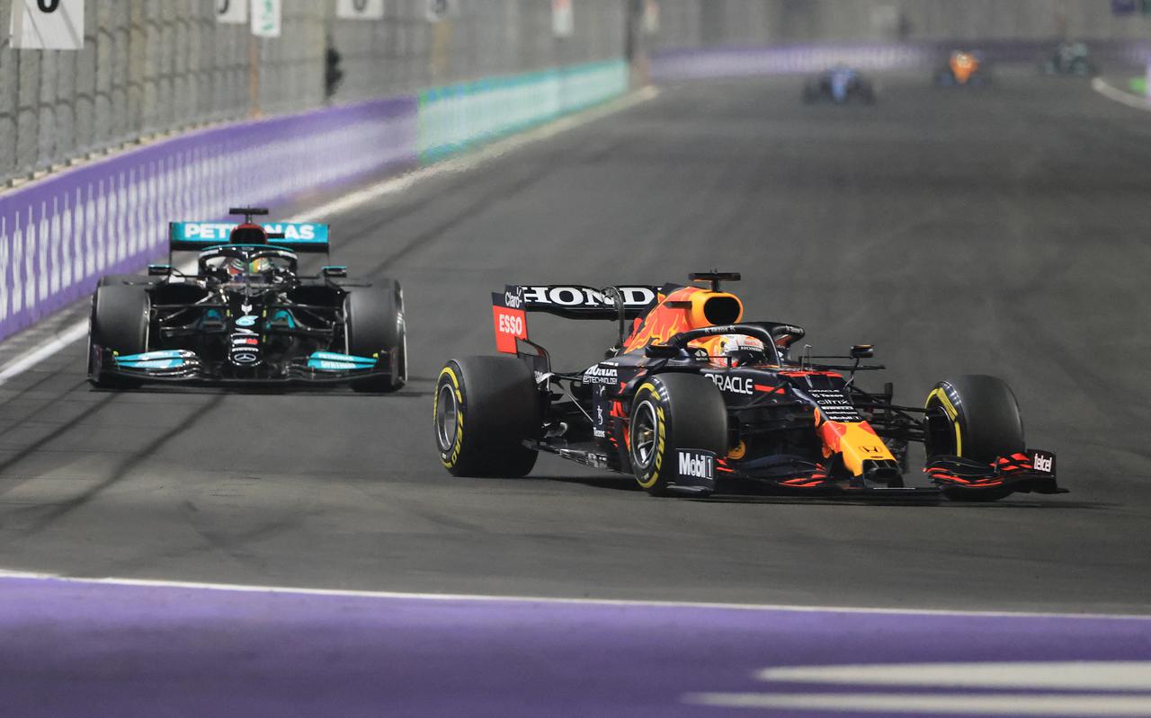 Max Verstappen gaat aan de leiding, maar zal na een enerverende race toch moeten buigen voor zijn grote concurrent Lewis Hamilton.
