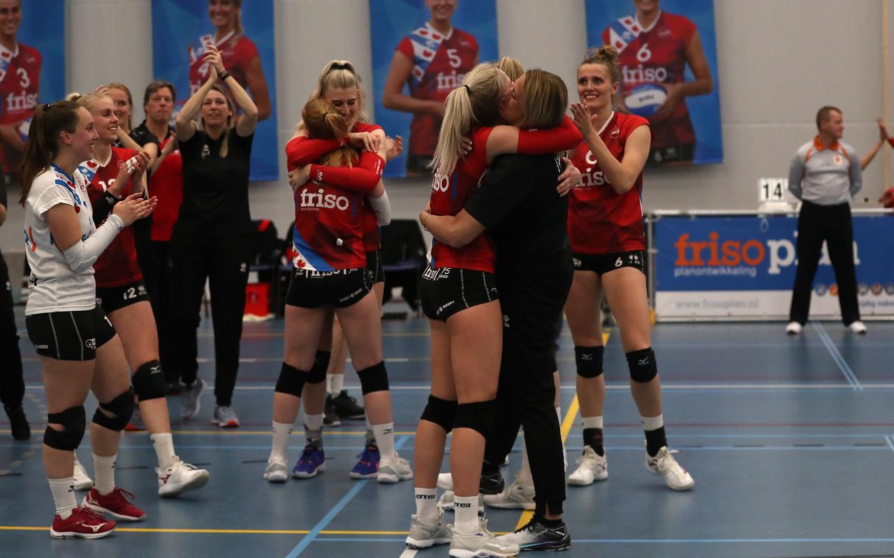 Vreugde bij de gewonnen wedstrijd van VC Sneek tegen VV Utrecht tijdens de play-offs op 16 april. Vreugde bij de gewonnen wedstrijd van VC Sneek tegen VV Utrecht tijdens de play-offs op 16 april.