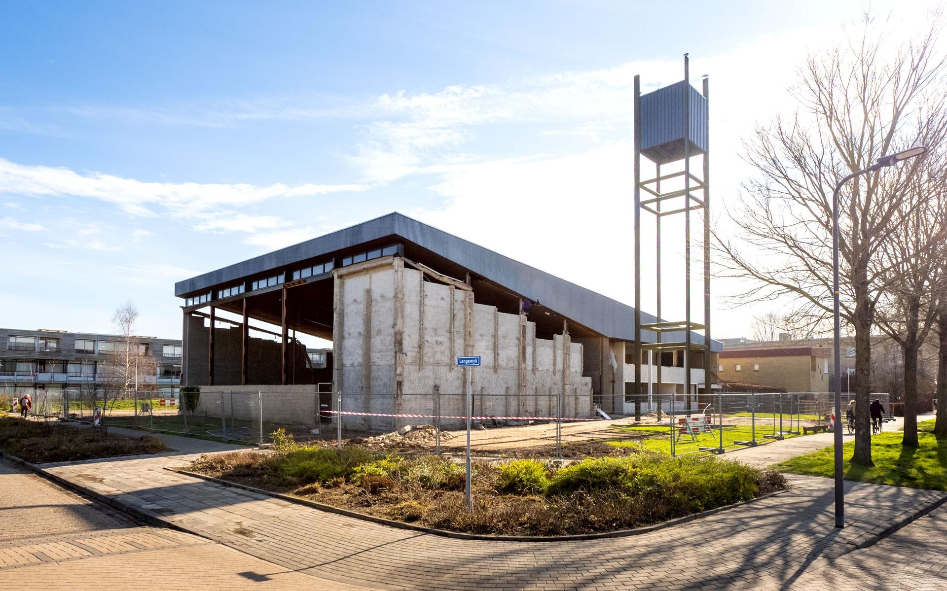 Bouwgroep Noord is begonnen met de sloop van de Menorah kerk. Op de plaats van de kerk komen appartementen.