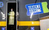 Commerciële testbedrijven voeren coronatesten uit voor de GGD'en die hun maximale capaciteit hebben bereikt. 
