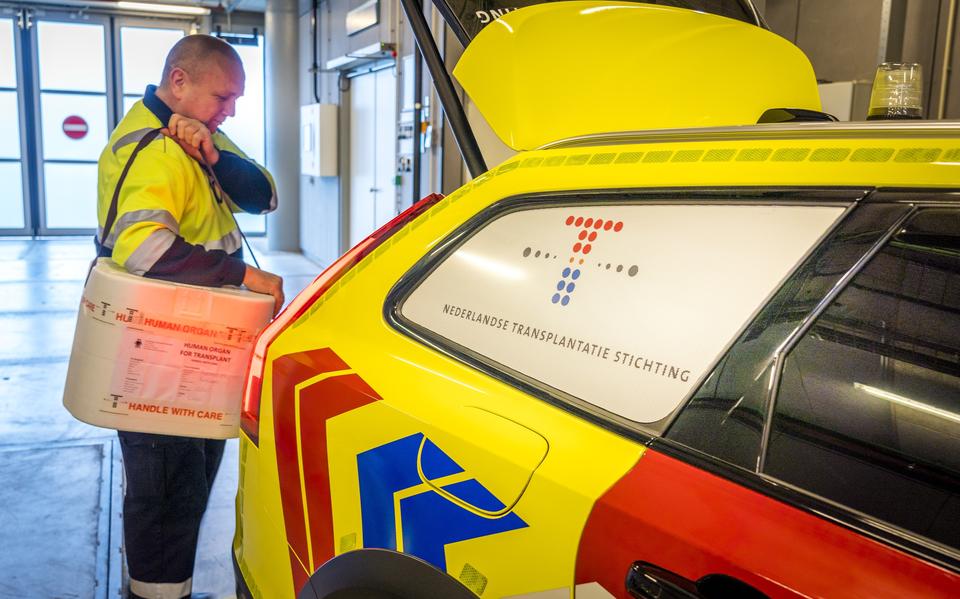 Een medewerker van het Erasmus MC in Rotterdam vertrekt voor het transport van een orgaan. Foto: ANP / Lex van Lieshout