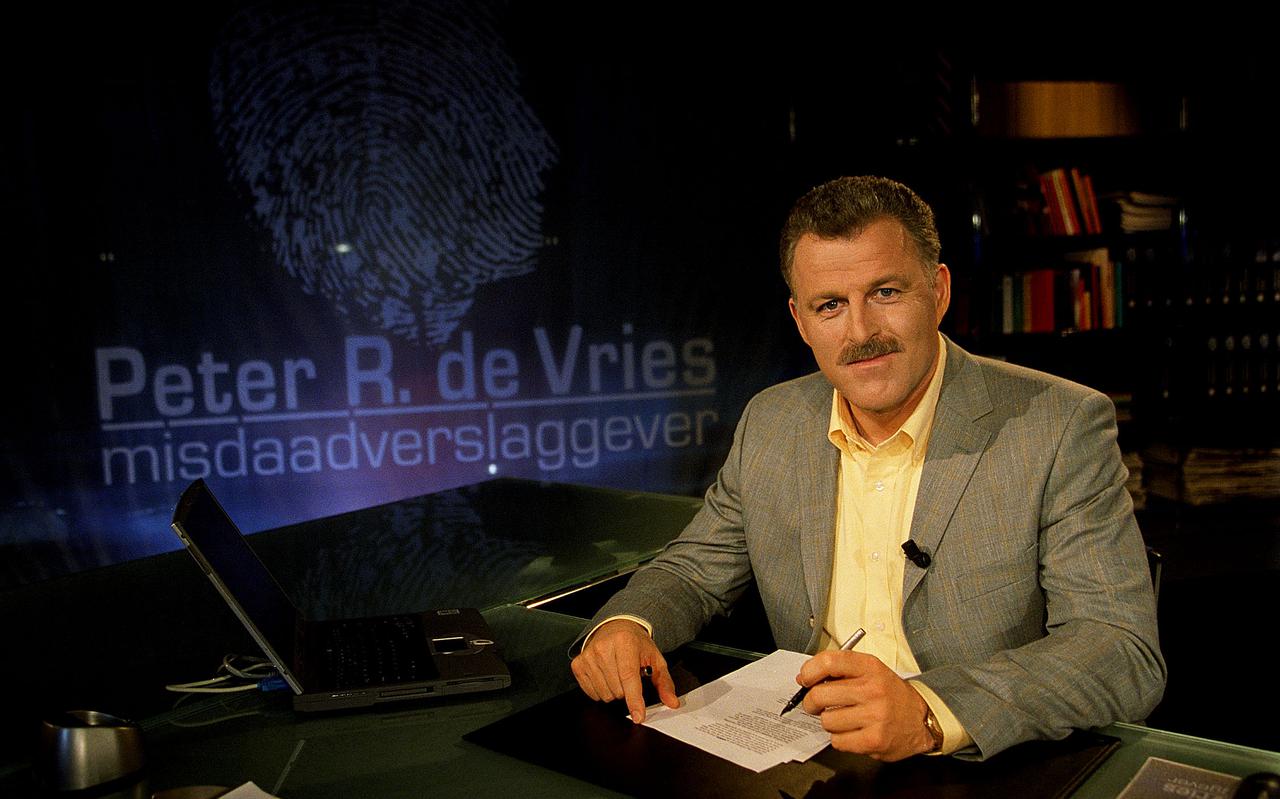 Peter R. de Vries in het decor van zijn eigen misdaadprogramma in 2002.