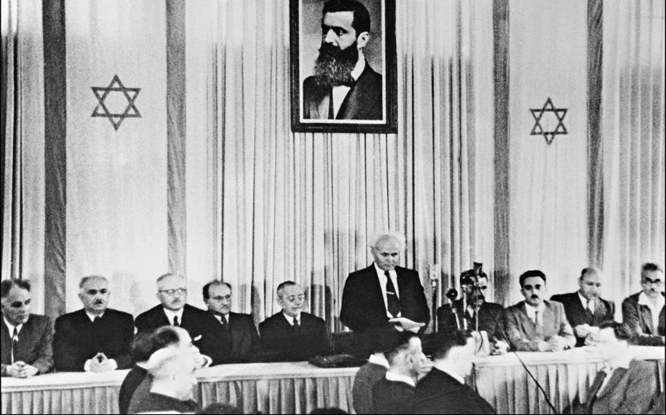 David Ben Goerion, de eerste premier van Israël, riep op 14 mei 1948, een dag voor het Britse mandaat werd beëindigd, de Joodse staat uit. 