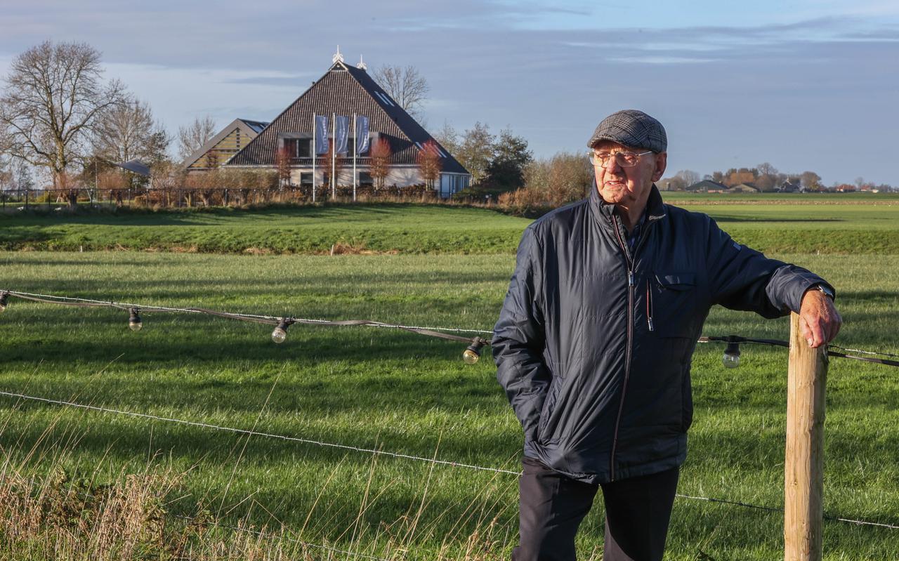 Hendrik Kinderman, voormalig bewoner van de Pollepleats met op de achtergrond de boerderij. 