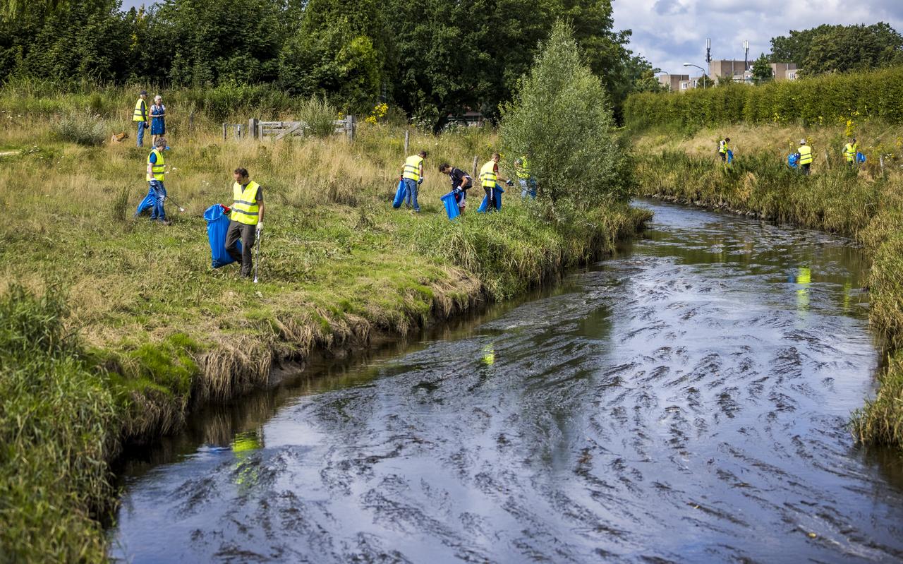 Vrijwilligers helpen mee met troep opruimen uit het overstromingsgebied in Limburg. Vrijwilligers helpen mee met troep opruimen uit het overstromingsgebied in Limburg.