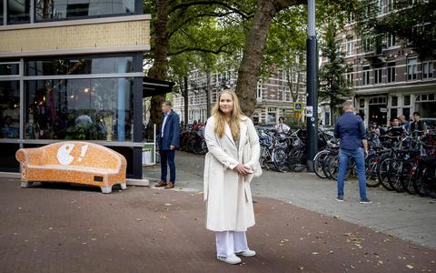 Prinses Amalia komt aan bij een vestiging van de Universiteit van Amsterdam.