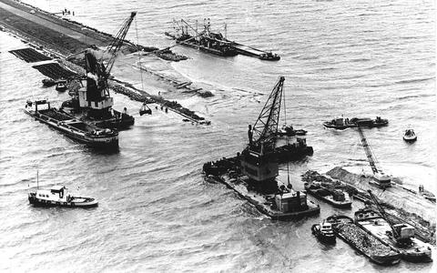 De aanleg van de Afsluitdijk in 1932. 
