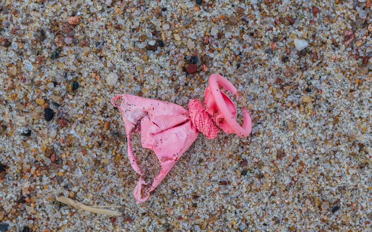 Een restant van een ballon op een strand.
