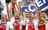 Davy Klaassen, Daley Blind, Dusan Tadic en Noussair Mazraoui (vanaf links) vieren het landskampioenschap na afloop van de Nederlandse eredivisie-wedstrijd tussen Ajax en Heerenveen.
