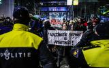 Demonstranten houden een lawaaiprotest tijdens de persconferentie van demissionair premier Mark Rutte, demissionair coronaminister Hugo de Jonge (Volksgezondheid, Welzijn en Sport) en Jaap van Dissel (RIVM) over de aanscherping van de coronamaatregelen in Nederland. 