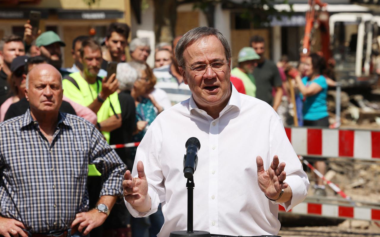 Armin Laschet, premier van Noordrijn-Westfalen en CDU-lijsttrekker, spreekt bewoners en hulpverleners toe na de overstromingen in zijn deelstaat.