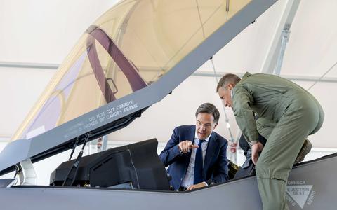 Premier Mark Rutte bekijkt in Bulgarije een Nederlandse F-35.
