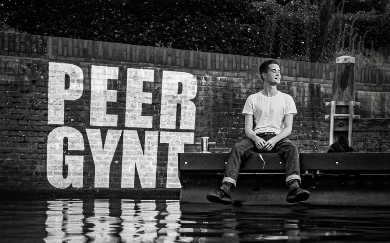 Peer Gynt wordt als audiovisuele cultuurvoorstelling in een praam aangeboden in Leeuwarden. Op de kades zijn beelden te zien als de praam langsvaart. Peer Gynt wordt als audiovisuele cultuurvoorstelling in een praam aangeboden in Leeuwarden. Op de kades zijn beelden te zien als de praam langsvaart.