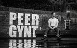 Peer Gynt wordt als audiovisuele cultuurvoorstelling in een praam aangeboden in Leeuwarden. Op de kades zijn beelden te zien als de praam langsvaart. 