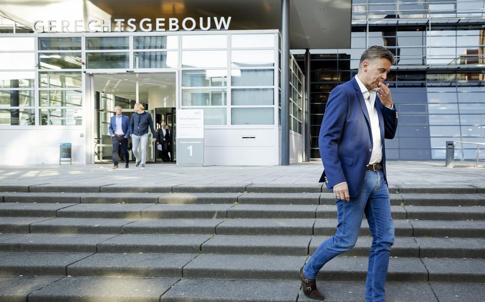 Algemeen directeur van SC Cambuur Ard de Graaf verlaat op vrijdag 8 mei 2020 de Utrechtse rechtbank na het kort geding dat de club samen met De Graafschap aangespannen heeft tegen de voetbalbond KNVB. Beide clubs eisen dat ze alsnog promoveren naar de eredivisie. 