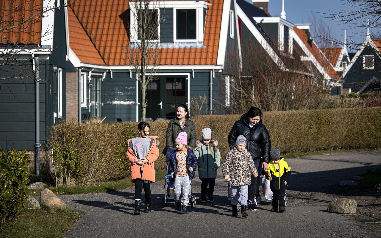Vluchtelingen uit Oekraïne komen aan op een Nederlands vakantiepark. 